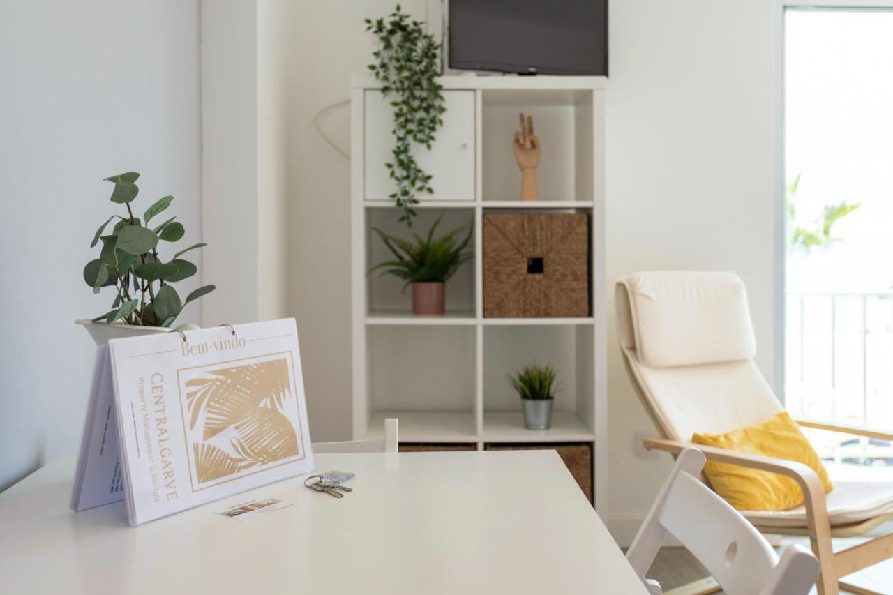 Centralgarve - Stunning Beach Front Studio - Astro Quarteira Room photo