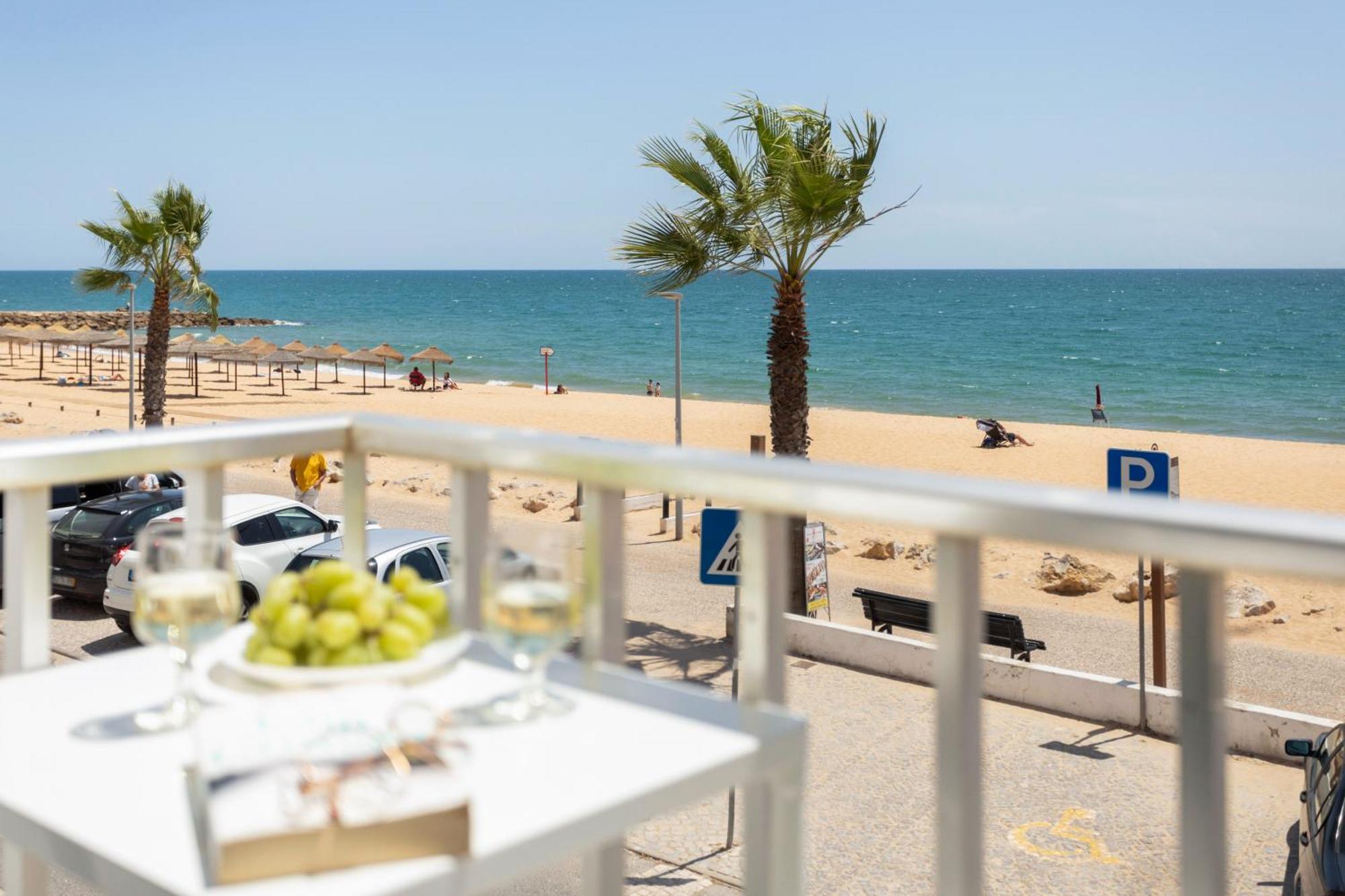 Centralgarve - Stunning Beach Front Studio - Astro Quarteira Room photo